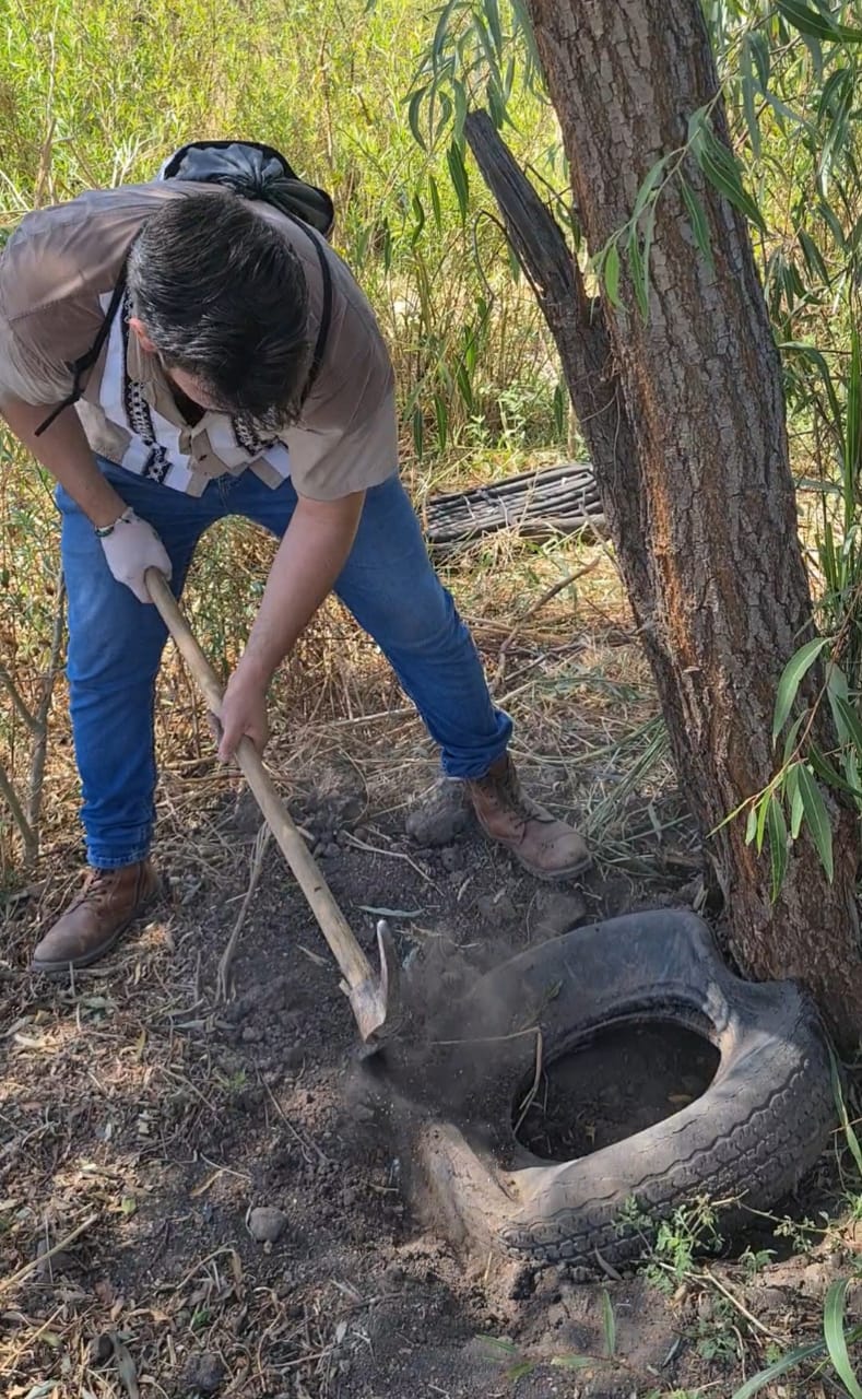 ONG dedicada a la rehabilitación y reactivación de espacios naturales. En esta imagen, trabajamos juntos para eliminar llantas y plásticos, promoviendo un ambiente más limpio y saludable para todos. ¡Súmate a nuestra causa